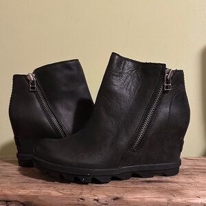 Sorel Black Leather Ankle Boots with Zipper